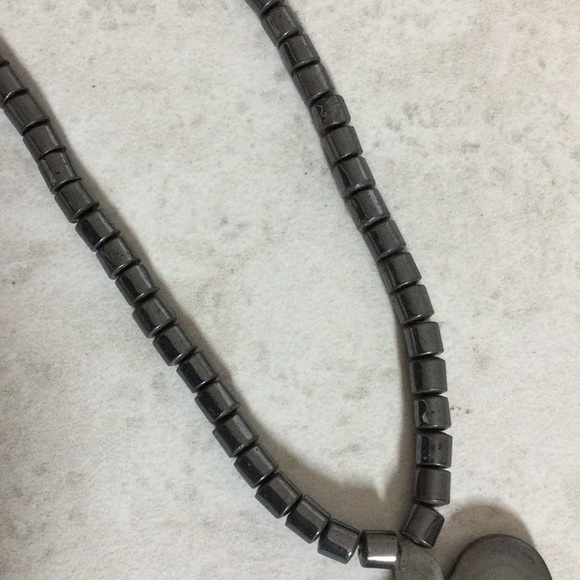 Hematite bead necklace with double heart - Picture 4 of 7